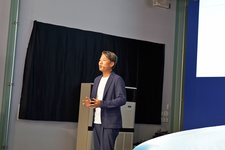 メルセデス・ベンツ日本の上野金太郎社長は、自身のあいさつに続いて、アンベールを行う“スペシャルゲスト”を迎え入れた。