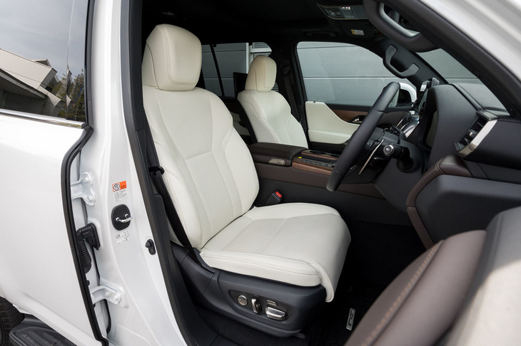 シート表皮には全車セミアニリン仕上げの本革を採用。「LX600」と「LX600“オフロード”」には、2列5人乗りと3列7人乗りのシートレイアウトが用意される。