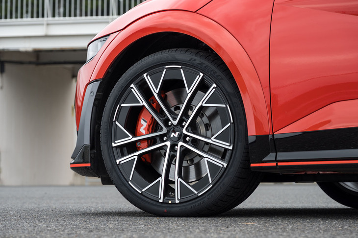 タイヤサイズは275/35ZR21。専用開発を示す「HN（Hyundai N）」マーク入りの「ピレリPゼロ」を履く。