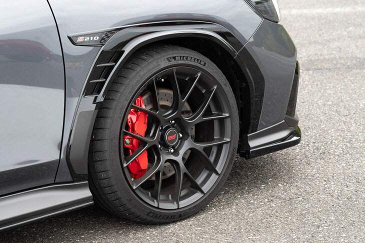「S210」のタイヤサイズは「WRX S4」より低偏平で内径が大きい255/35ZR19。ミシュランの高性能スポーツタイヤ「パイロットスポーツ4 S」を装着する。