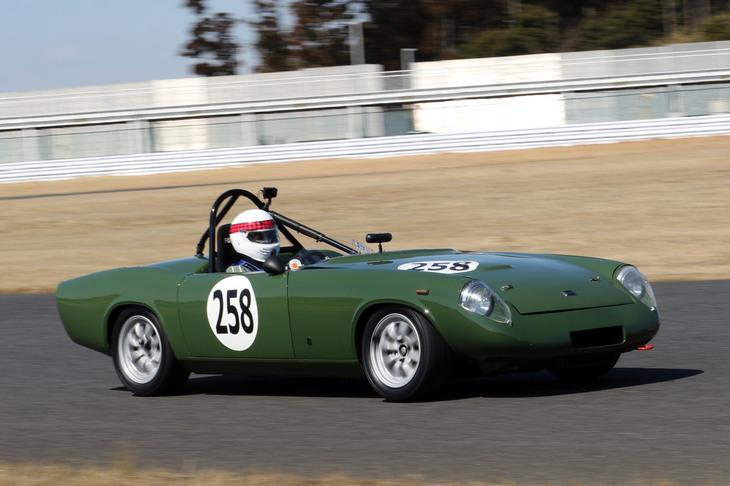 クリスタルカップ決勝で4位に入った「ジェンセン・ヒーレーSPL」。ドライバーは同色のノーマルのジェンセン・ヒーレーで会場入りするという筋金入りの愛好家。