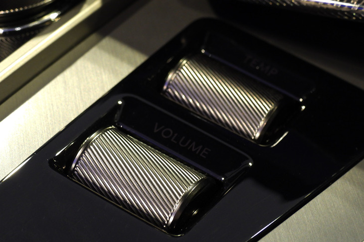 アストンマーティン・ヴァンキッシュ ヴォランテ（センターコンソール）