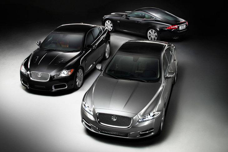 2005年にはイアン・カラムの手になるラグジュアリークーペ「XK」（奥）を、2007年にはミドルクラスサルーン「XF」を発表。2009年には伝統の「XJ」もモデルチェンジし、ジャガーは新しい時代に移行した。