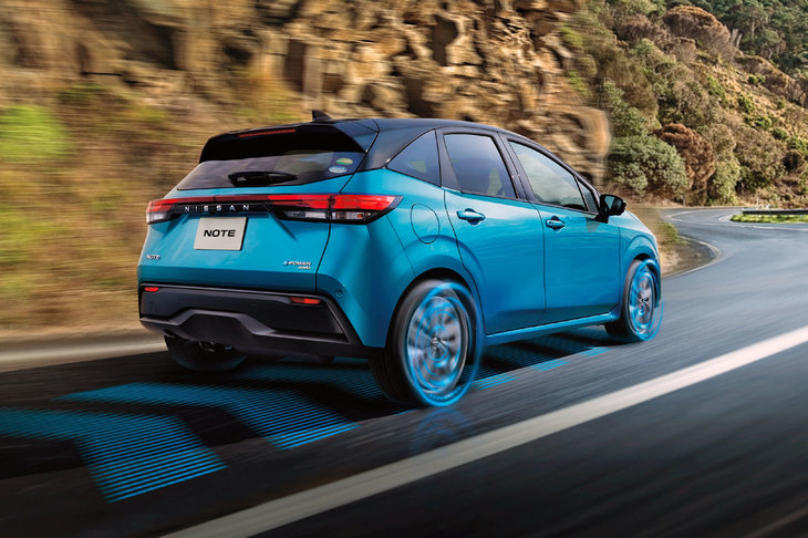 後輪をモーターで回す4WDでリアの駆動力を上げるためには、（当然ながら）より強力な後輪用モーターを搭載する以外に方法がなく、そのぶんコストがかさむことになる。写真は最高出力68PSの後輪用モーターを搭載する「日産ノート」の4WD車。