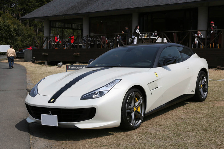 会場にはフェラーリ 70 周年を記念して製作された限定車がさり気なく止められていた。こちらの「GTC4ルッソ」はデザイン番号 #69の「FXX K」（2014年）からの着想で製作されたもの。リアフェンダー前には70周年記念バッジが輝く。