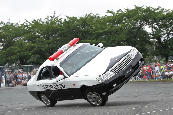 今回の「チームラッキー」のメイン車両は、白黒パンダのパトカー仕様の、11代目にして最終世代となった「日産グロリア」（Y34）。軽トラに続いて片輪走行を披露。