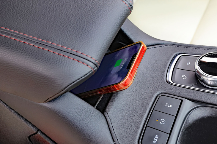前席センターアームレストの下には、携帯端末のワイヤレスチャージャーを装備。ガタつきにくく、かつ取り出しやすい設計にキャデラックの手だれぶりを感じる。