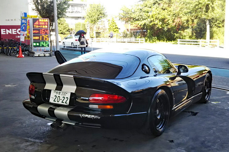 某ガソリンスタンドにて、久々に洗車をした際の写真。注目すべきは“リッター175円”というハイオクのお値段である。「ついでに給油も……」と取り出した財布を引っ込めた記者を、誰が責められようか。