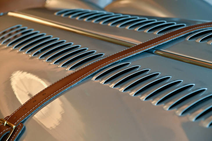 モーガン4/4（ボンネットベルト）