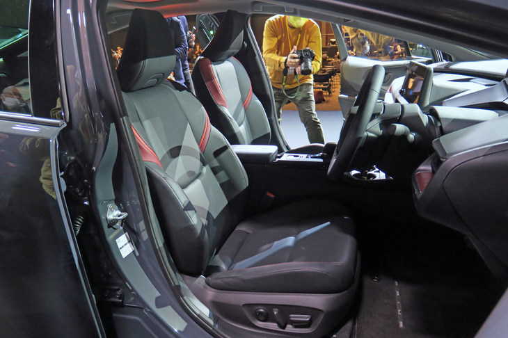 トヨタ・プリウス2.0L HEVプロトタイプ（フロントシート）