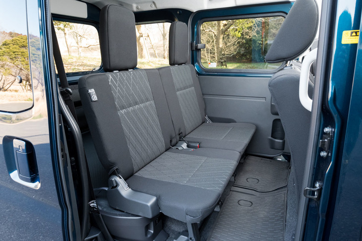 座面、背もたれともにいささか偏平な後席。ただし、幅685mm、高さ1190mmという大開口のスライドドアにより、乗降性は良好だ。