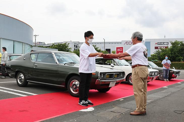 閉会式の前に、誕生50周年を迎えた車両のオーナーに「日産名車殿堂入り」を認定する「名車認定証」が全日本ダットサン会の佐々木会長から授与された。
