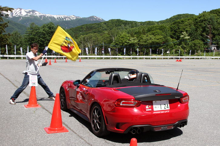 スターターが振るアバルトのフラッグに合わせ、トロフェオ・スラロームをスタートする「アバルト124スパイダー」。