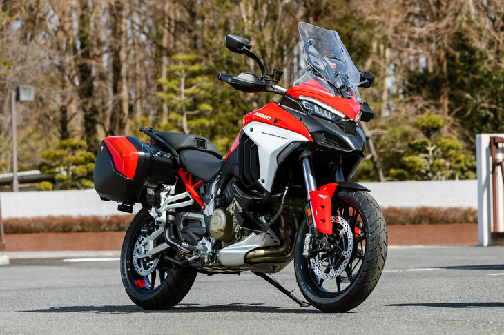 悪路走行やワインディングロードでのスポーティーな走りに加え、ロングツーリングも得意な「ムルティストラーダV4」。オプションでパニアケースも用意される。