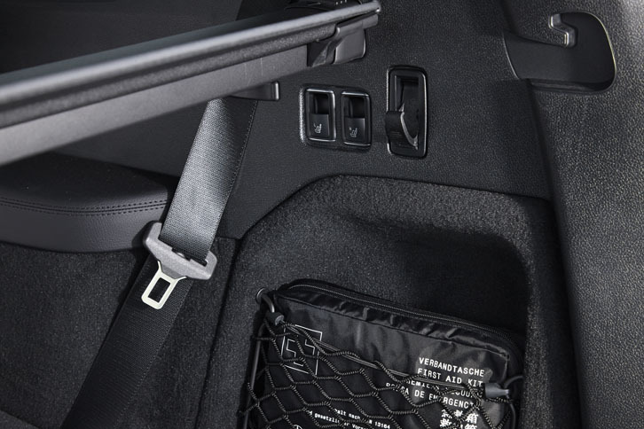 3列目シートは、荷室の右側面にある電動スイッチ（写真上方）で折りたたみと復帰が可能。写真下方に見えるのは、万が一の事故に際して乗員や歩行者のけがに対処するための応急処置セット。