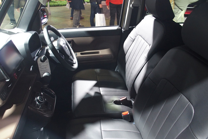 ダイハツ・タント ファンクロス（カスタマイズカーのコックピット）