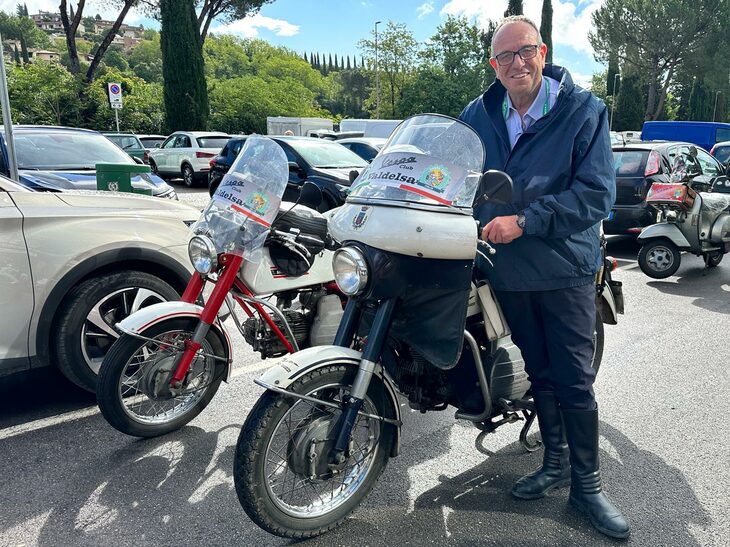 クラブ役員のヴァルテルさんは、地元の元都市警察官。現役時代に実際に使用していた1971年「モト・グッツィ・ファルコーネ500」をスクラップヤードから回収し、今回は先導車として活用した。