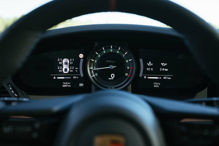 グリーンのアクセントカラーが特徴的なメーターパネル。エンジン回転計の目盛りは1万rpmまで刻まれており、「911」伝統の“5連メーター表示”に切り替え可能だ。