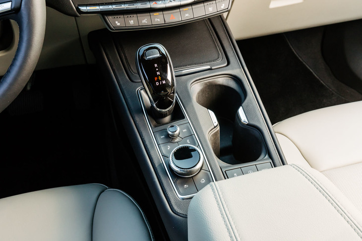 トランスミッションにはGM自製のトルコン式9段ATを採用。ワイドなギアレシオにより、悪路走破性と高速巡航時の経済性を高めている。