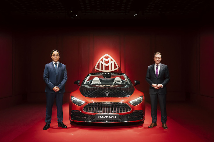 メルセデス・ベンツ日本の社長兼CEOゲルティンガー剛氏（写真左）とメルセデス・ベンツグループ社メルセデス・マイバッハ部門責任者ダニエル・レスコー氏（同右）。