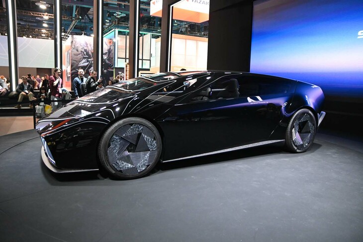 「ホンダ0」シリーズのコンセプトモデル「サルーン」。非常にボディーが低く、前後のオーバーハングも短いことがわかる。