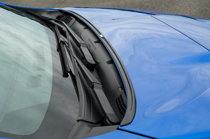 ボンネット後端に装着するフードガーニー。ワイパーに風が当たるのを防いで空気の流れを整え、走行安定性を高める効果があるという。