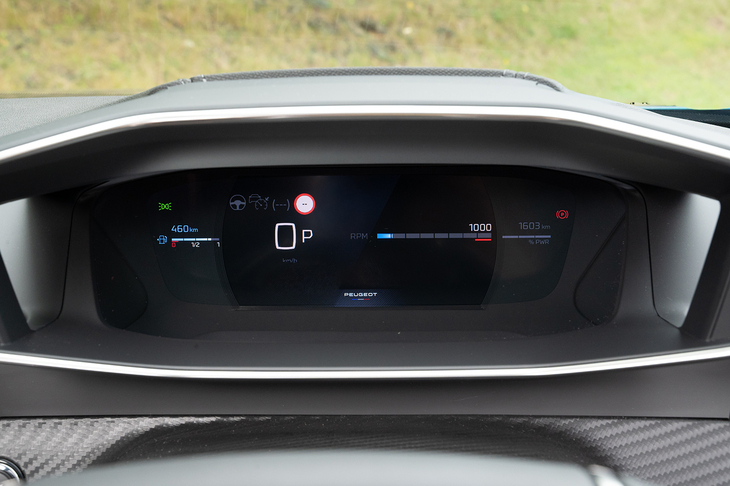 液晶式メーターは3D表示ができるのが特徴。スクリーンサイズの割に表示項目が小さく、盤面をぜいたくに使っている。