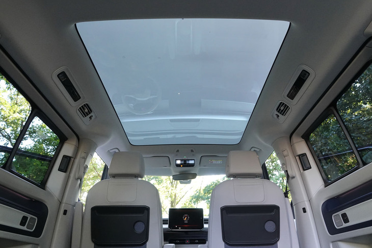 約1.5平方メートルもの広大な面積を有する「スマートガラスパノラミックサンルーフ」を全グレードで選択可能。スイッチ操作で明るさを変えられる可変透過型のPDLCによって、外光を瞬時に遮断できる。