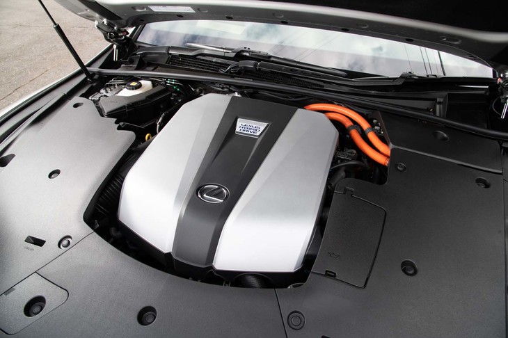 パワープラントは最高出力299PSの3.5リッターV6エンジンと同180PSの駆動用モーターの組み合わせ。加速時の振る舞いなどは初期モデルよりもだいぶ洗練されている。