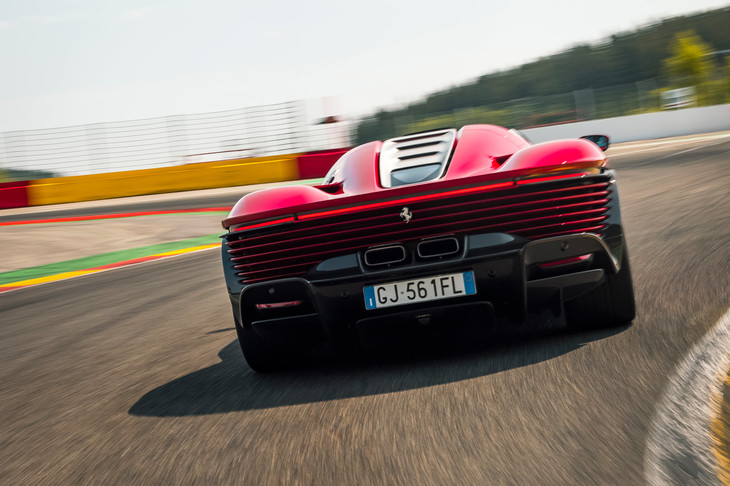 サーキットにおいて輝かしい戦績を残してきたフェラーリ。今日でもF1世界選手権への参戦を続け、また2023年にはルマンを含む世界耐久選手権へ復活するという。未来へと続く不断の歴史こそが、このブランドの強みなのだ。