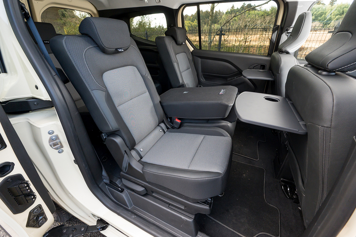 2列目の真ん中を倒しておけば巨大なアームレストとして使える。スライド機能等と組み合わせ、自分の生活にぴったりのレイアウトを見つけていただきたい。