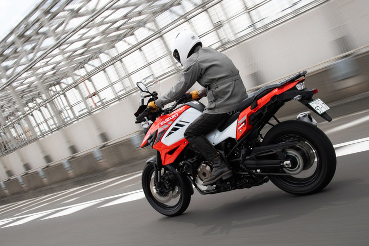 テスト車のカラーリングは、パリ-ダカールラリーの出場マシンをモチーフにした「ヘリテージスペシャル」。往年のワークスカラーをほうふつさせる「チャンピオンイエローNo.2」もファンをうならせる出来栄えなので、ぜひチェックしてほしい。