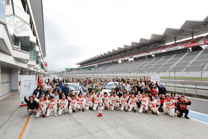 最後はイベントスタッフや参加者の皆で記念撮影。あらためて参加者の人数に驚かされる。