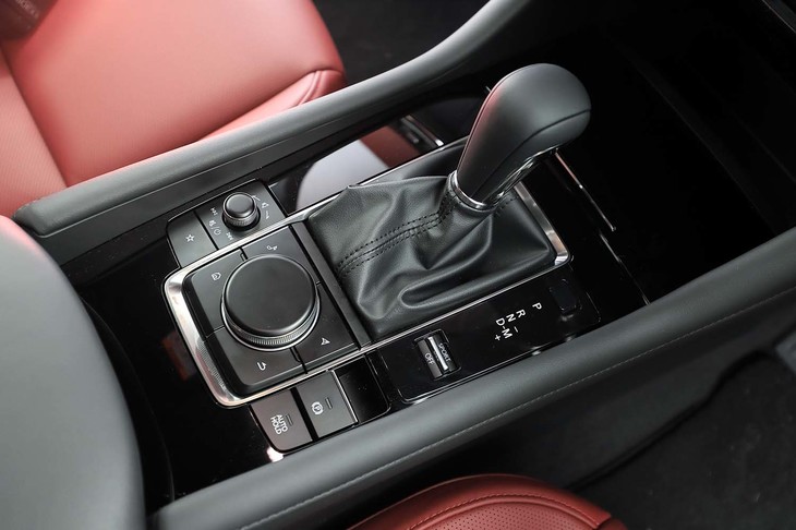 ステアリングホイールからの持ち替えやすさを追求したというシフトセレクター。その後ろのインフォテインメントシステムの操作部も含めて、先代の「アクセラ」よりも前方にレイアウトしている。