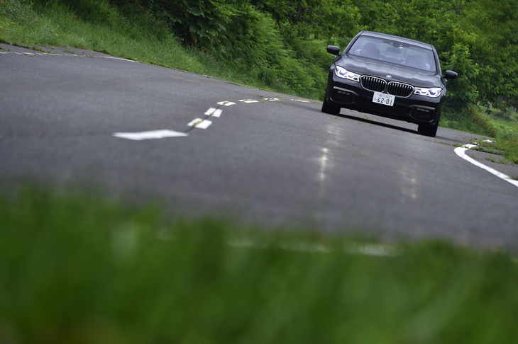 6代目「7シリーズ」のボディーにはアルミ合金とスチールに加え、CFRPが採用されており、先代モデル比で130kgもの軽量化を果たしている。