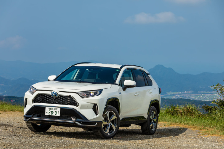0-100km/h加速は6秒という、スポーツカー並みの高い動力性能を誇る「RAV4 PHV」。欲を言えば、それに見合う高い制動性能と、ソリッドなブレーキのタッチも備えていてほしかった。