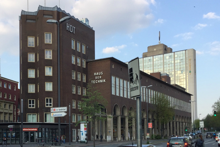 ドイツで最も古い技術研修機関「ハウス・デア・テヒニーク」。こちらもバウハウスらしい、力強く、かつ簡潔なデザインである。