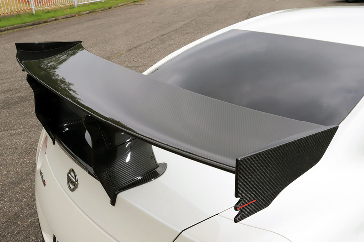 高さが2段階、角度が12段階で調整できる専用カーボンリアウイング。