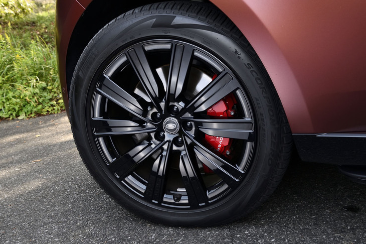 今回の試乗車は、グロスブラックフィニッシュの「22インチ“スタイル1073”」ホイールを装備。これに285/45R22サイズの「ピレリ・スコーピオンゼロ オールシーズン」タイヤを組み合わせていた。