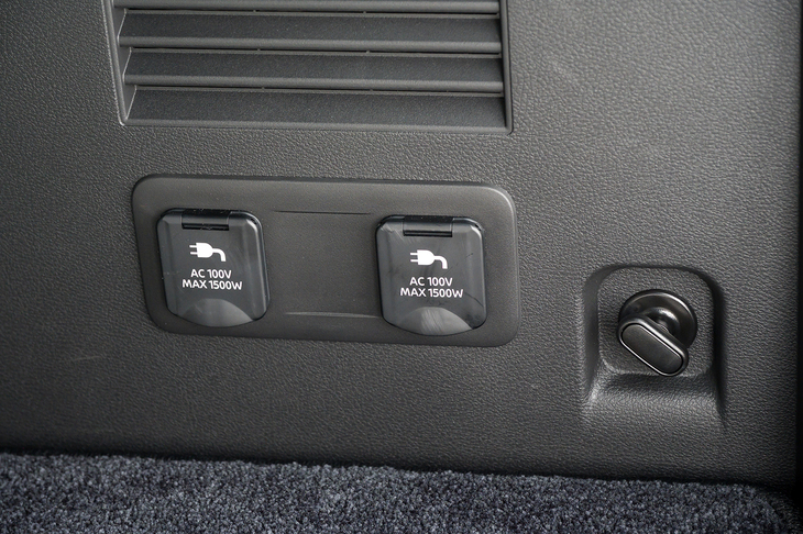 荷室にはAC100V・1500Wのコンセントを2つ搭載。災害時の備えとしても心強いが、炊飯器と電子レンジを組み合わせるなど、2つあることで夢が膨らむ。