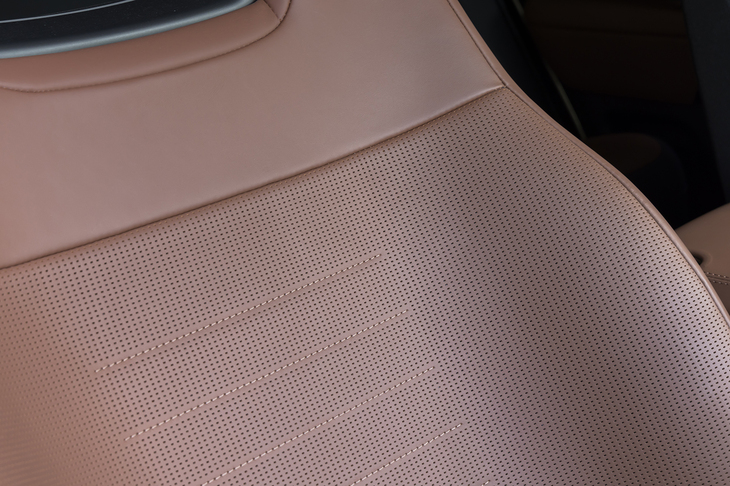 メインの表皮はセミアニリンレザー。バックレスト中央部と大きなサイドサポートとの間に縫い目や継ぎ目がないのが美しいが、どういう内部構造になっているのだろうか。