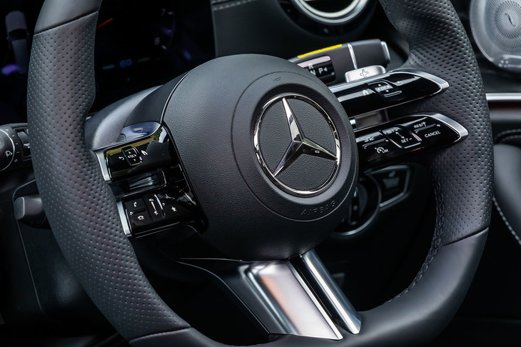立体的なスポーク部分のデザインと、わかりやすいスイッチ配置が特徴の「AMGスポーツステアリングホイール」は、「AMGラインインテリアパッケージ」に含まれるオプション。