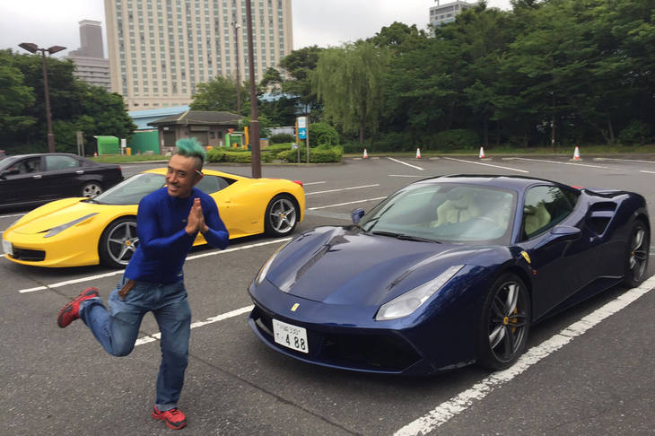 「フェラーリ458イタリア」（写真左）と「488GTB」（写真右）。その加速対決の様子にマリオ高野氏も大コーフン！