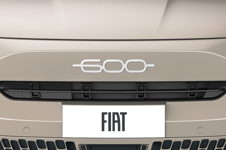 ホワイトに塗られたフロントの「600」エンブレム。