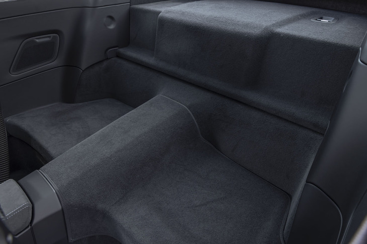 最新型では2シーター仕様が標準で、リアシートは無償オプションとして設定される。