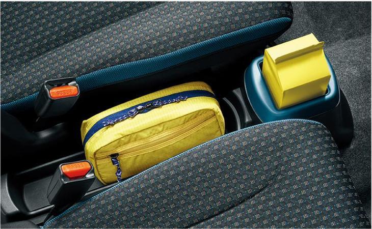 フロントシートはベンチタイプから左右独立タイプとなり、シートの間にフロアコンソールが設けられるようになった。