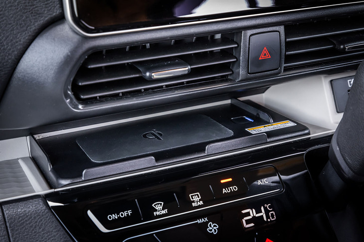 デリカミニTプレミアム（ワイヤレスチャージャー）