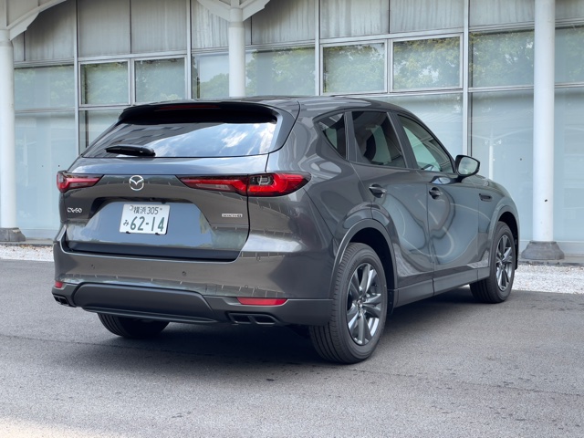 当然ながら、最廉価モデルでもシャシーは上位グレードと同じ新開発のFRプラットフォーム。細かなトリムの違いはあるものの、ボディーの姿形ももちろん同じ。