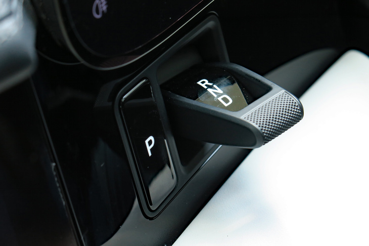 ポルシェ・タイカン4クロスツーリスモ（シフトセレクター）