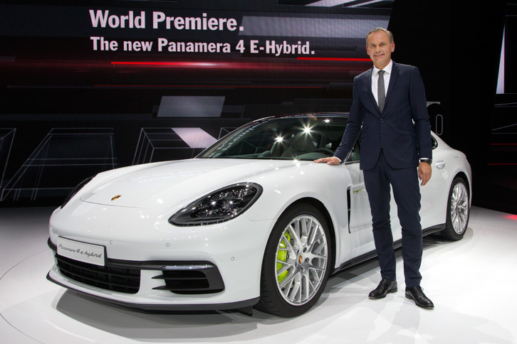 「ポルシェ・パナメーラ4 E-ハイブリッド」と独ポルシェのオリバー・ブルーメ会長。